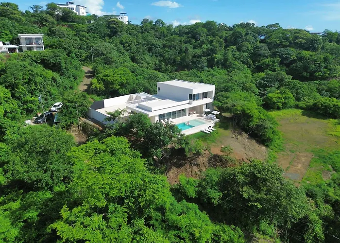 Villa Secluded Luxury Mansion With Sleek, Modern Design, High-end Amenities, And Spectacular Views