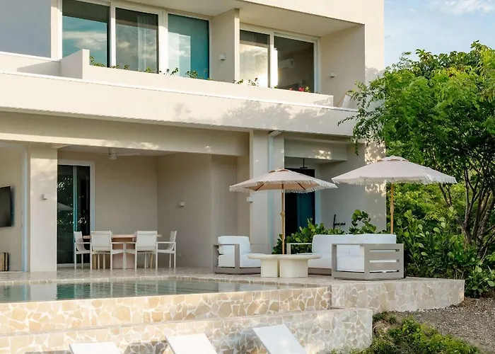 Secluded Luxury Mansion With Sleek, Modern Design, High-end Amenities, And Spectacular Views Villa