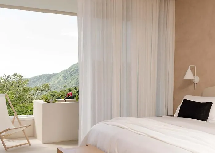 Villa Secluded Luxury Mansion With Sleek, Modern Design, High-end Amenities, And Spectacular Views