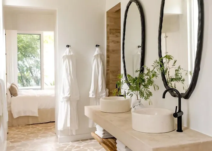 Secluded Luxury Mansion With Sleek, Modern Design, High-end Amenities, And Spectacular Views *